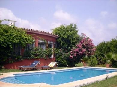 Chalet con 4 dormitorios se vende en Marbella, Costa del Sol