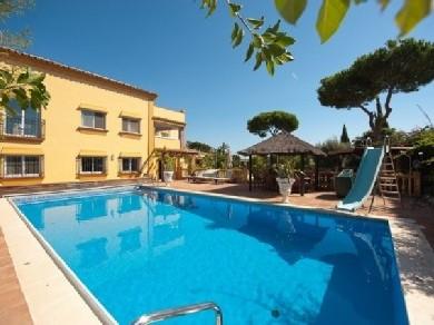 Chalet con 4 dormitorios se vende en Marbella, Costa del Sol