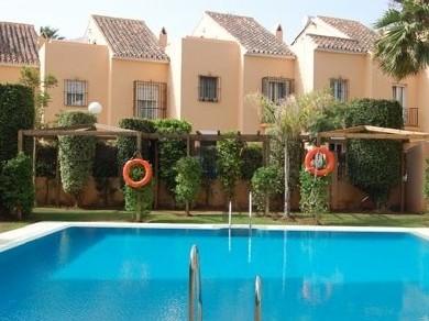 Apartamento con 2 dormitorios se vende en Marbella, Costa del Sol