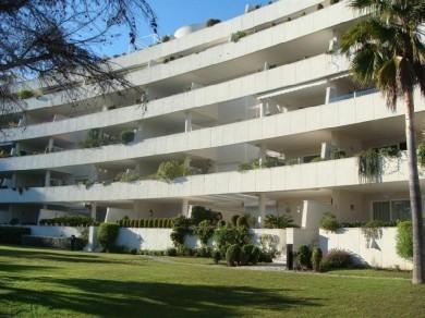 Apartamento con 2 dormitorios se vende en Marbella, Costa del Sol