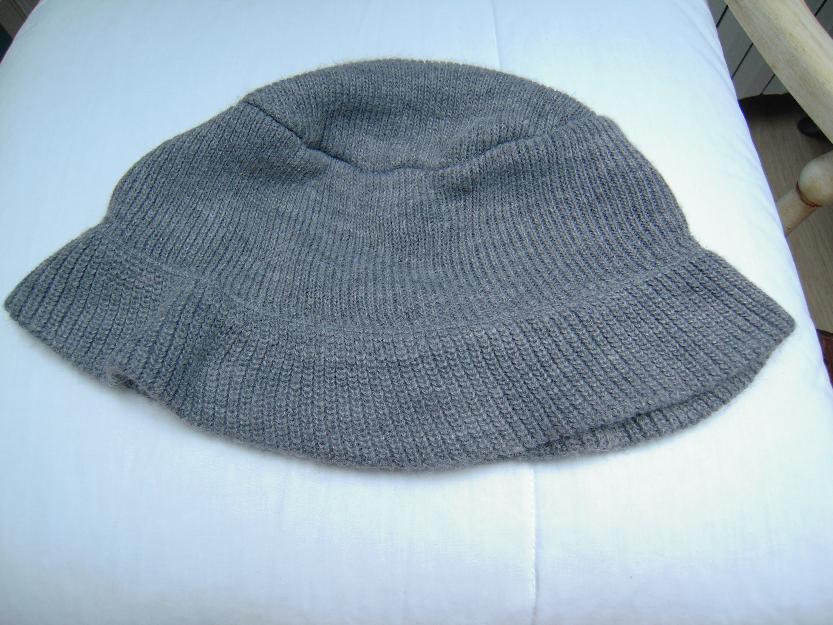 Gorro de punto gris