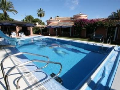 Chalet con 4 dormitorios se vende en Benalmadena Costa, Costa del Sol