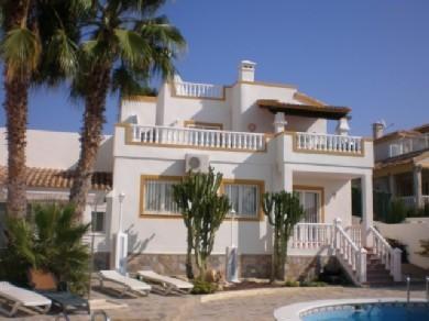 Chalet con 3 dormitorios se vende en Villamartin, Costa Blanca