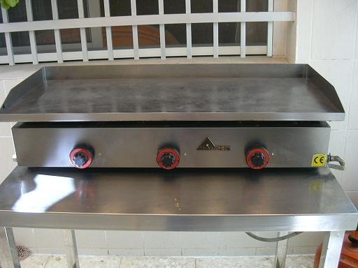 Se vende plancha de gas y mesa de acero inoxidable.