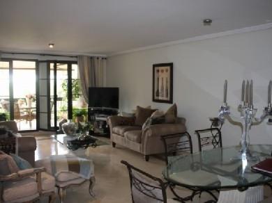 Apartamento con 2 dormitorios se vende en Marbella, Costa del Sol