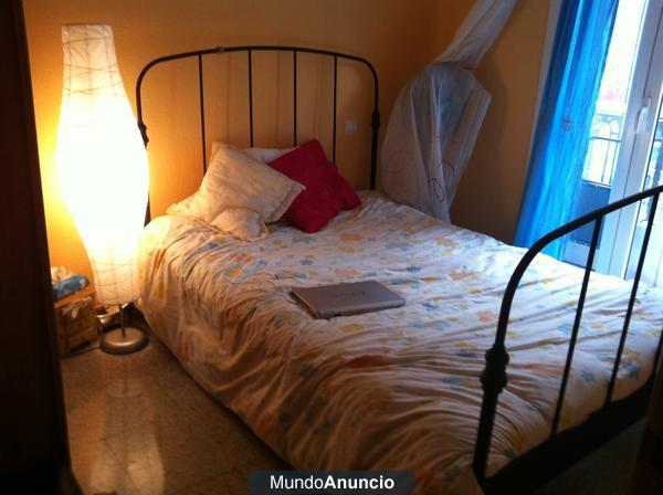 VENDO CAMA DE 150 X 190 EN PERFECTO ESTADO INCLUYEN Y