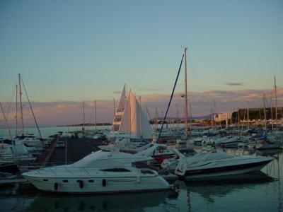 A Delightful two-bedroom Marina apartmen