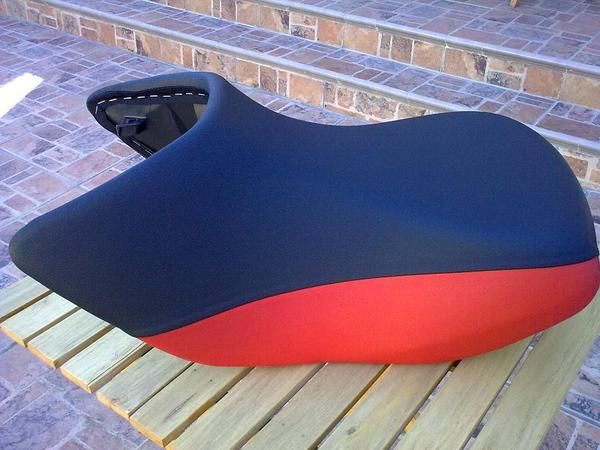 Asiento piloto BMW R 1200GS Adventur negro y rojo.