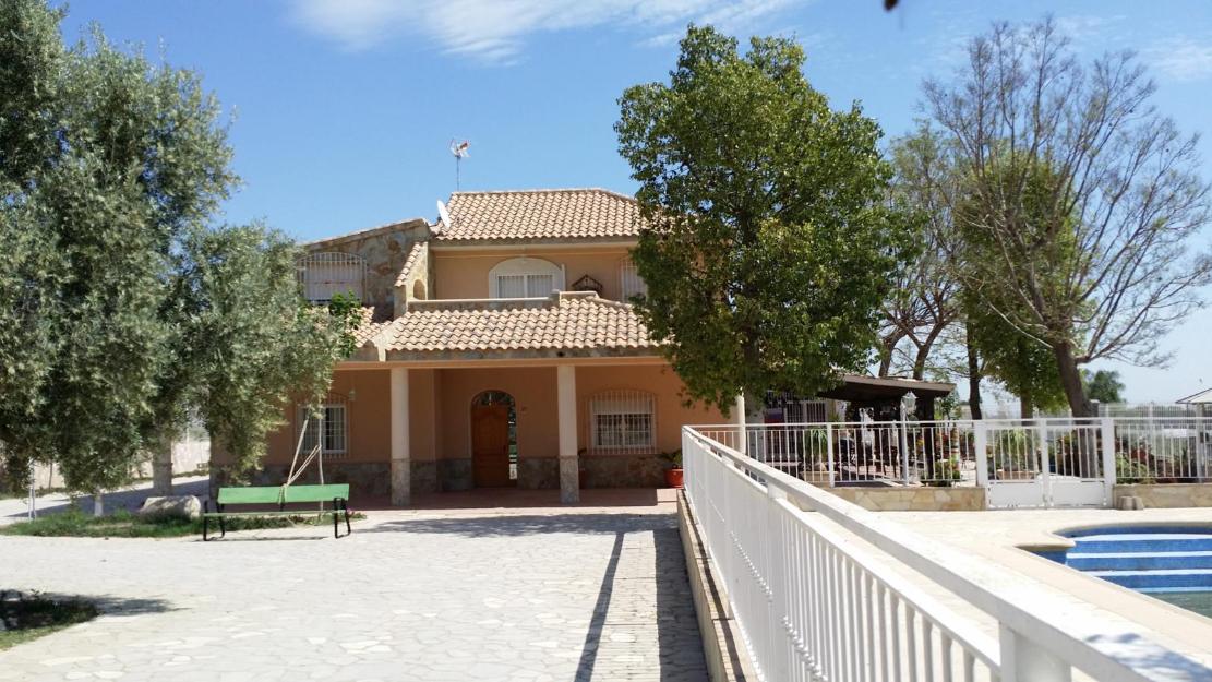 Chalet 500 m2 con piscina y parcela 2.400 m2 junto a Poligono San Gines.