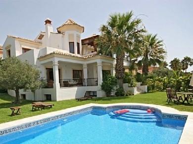 Chalet con 5 dormitorios se vende en Marbella, Costa del Sol