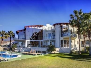 Chalet con 8 dormitorios se vende en Estepona, Costa del Sol