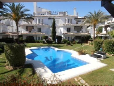 Apartamento con 2 dormitorios se vende en Marbella, Costa del Sol