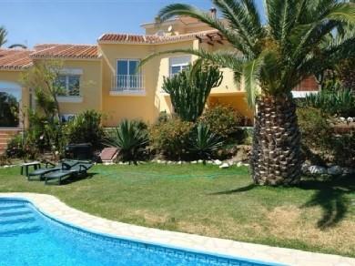 Chalet con 4 dormitorios se vende en Benalmadena Costa, Costa del Sol