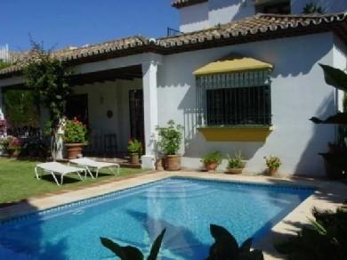 Chalet con 3 dormitorios se vende en Estepona, Costa del Sol