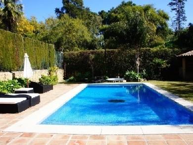 Chalet con 5 dormitorios se vende en Marbella, Costa del Sol