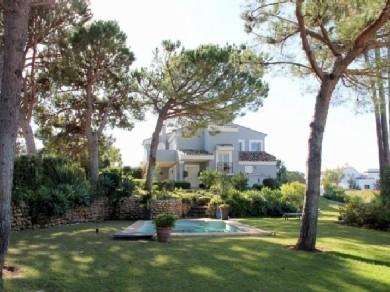 Chalet con 4 dormitorios se vende en Marbella, Costa del Sol