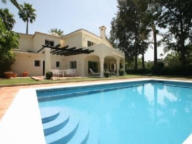 Chalet con 5 dormitorios se vende en Marbella, Costa del Sol