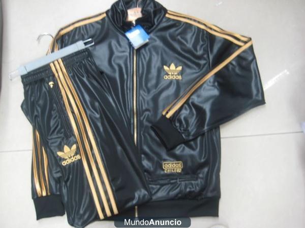 ADIDAS Chaqueta deportiva  chandal y una camiseta