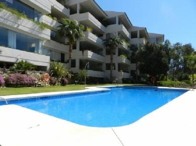 Apartamento con 2 dormitorios se vende en Marbella, Costa del Sol