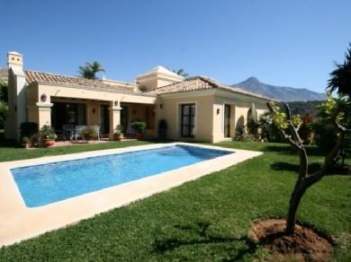 Chalet con 4 dormitorios se vende en Marbella, Costa del Sol