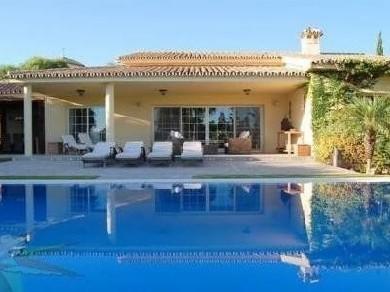 Chalet con 6 dormitorios se vende en Marbella, Costa del Sol