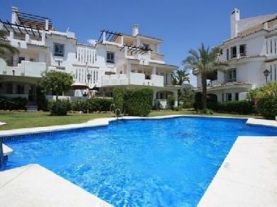 Apartamento con 3 dormitorios se vende en Marbella, Costa del Sol