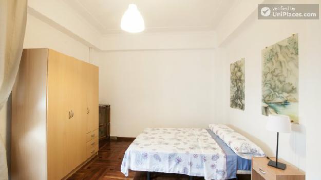 Rooms available - Homely 4-bedroom apartment in fashionable Salamanca