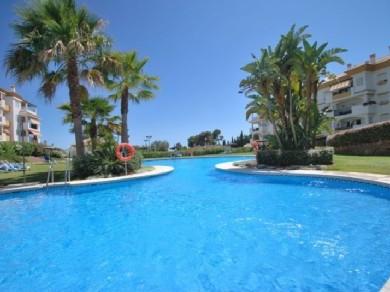 Apartamento con 2 dormitorios se vende en Marbella, Costa del Sol