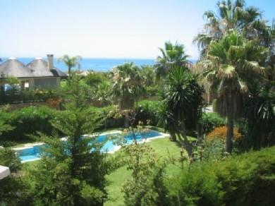 Chalet con 4 dormitorios se vende en Marbella, Costa del Sol