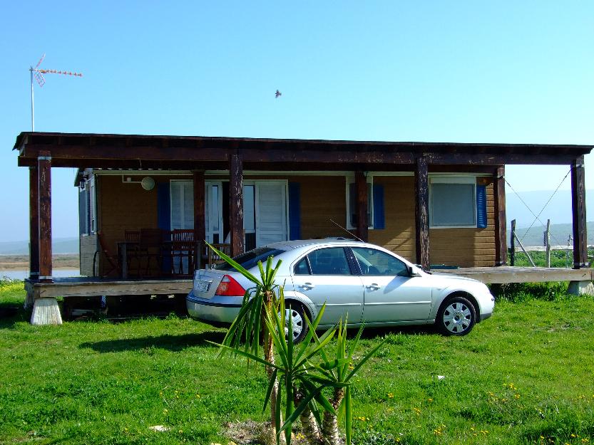 Casa de madera con vista al mar