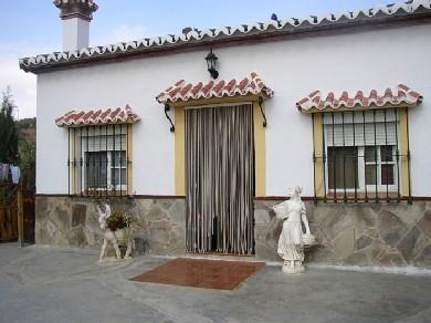 Chalet con 3 dormitorios se vende en Alora