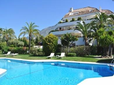 Apartamento con 3 dormitorios se vende en Marbella, Costa del Sol