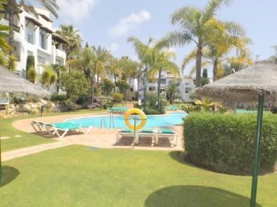 Apartamento con 2 dormitorios se vende en Estepona, Costa del Sol