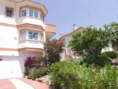 Chalet pareado con 3 dormitorios se vende en Villamartin, Costa Blanca