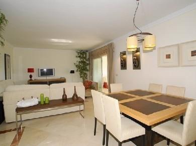 Apartamento con 2 dormitorios se vende en Marbella, Costa del Sol