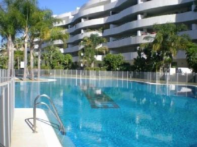 Apartamento con 3 dormitorios se vende en Marbella, Costa del Sol