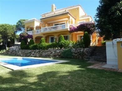 Chalet con 5 dormitorios se vende en Marbella, Costa del Sol