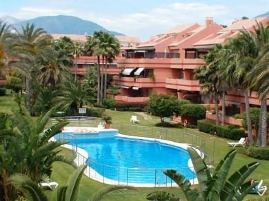 Apartamento con 3 dormitorios se vende en Marbella, Costa del Sol