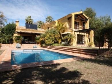 Chalet con 5 dormitorios se vende en Marbella, Costa del Sol