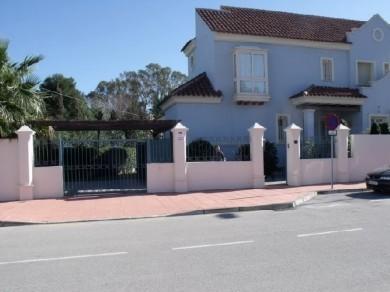 Chalet con 4 dormitorios se vende en Marbella, Costa del Sol