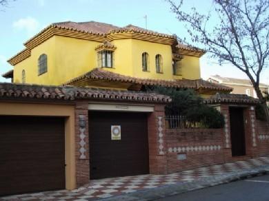 Chalet con 5 dormitorios se vende en Marbella, Costa del Sol