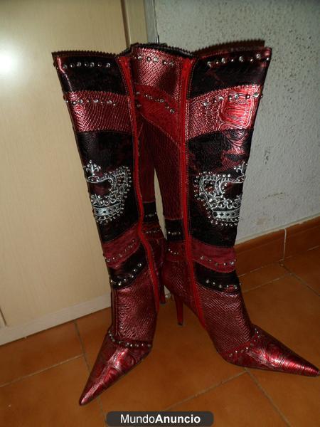 se vende preciosas botas negras y otras rojas