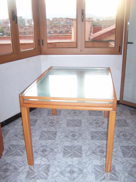 Se vende mesa de madera con la superficie de cristal, extensible.