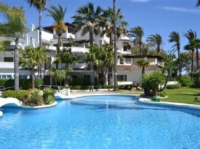 Apartamento con 2 dormitorios se vende en Marbella, Costa del Sol