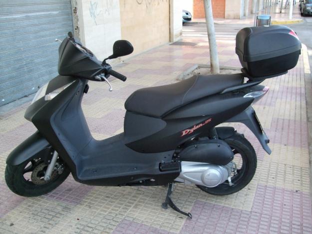 Vendo Honda Dylan nuevecita y con pocos KM.