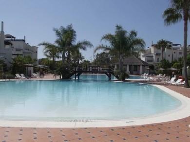 Apartamento con 2 dormitorios se vende en Marbella, Costa del Sol