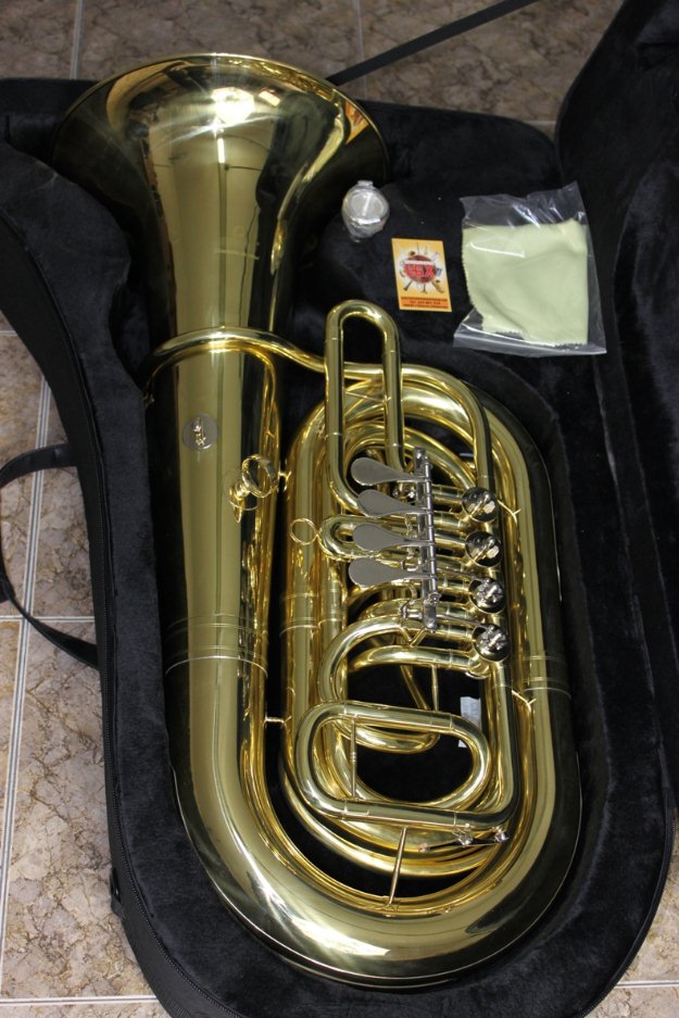 vendo tuba de 4 cilindros en do. tamaño pequeño. nueva a estrenar con garantia de 2 años.