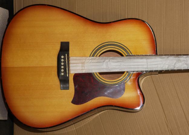 Guitarra electroacústica dreadnought, nueva