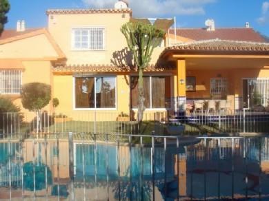 Chalet con 4 dormitorios se vende en Marbella, Costa del Sol