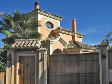 Chalet con 4 dormitorios se vende en Marbella, Costa del Sol